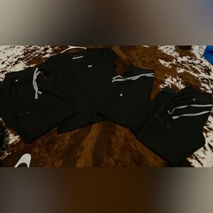 Figs Black Scrub Set